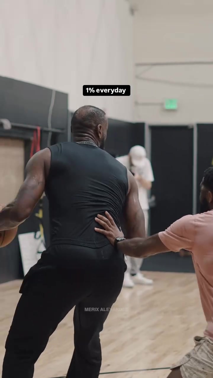 湖人三将合练画面曝光 詹姆斯展现招牌背身跳投命中