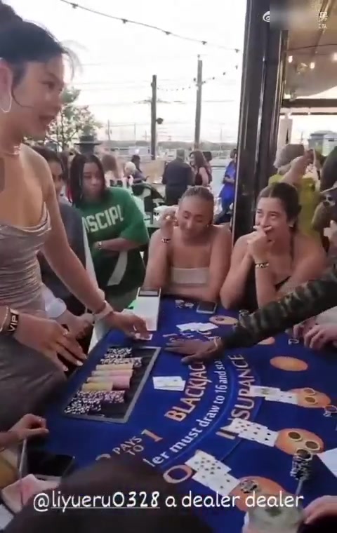 500.com-性感荷官在线发牌！李月汝和队友玩21点视频版来袭 吊带裙吸睛