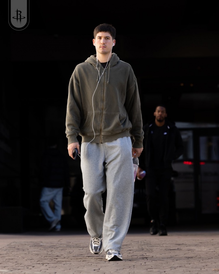 500万彩票网-造访丹佛高原！火箭众将穿搭：申京毛衣工装裤很时尚 KD仍一身黑