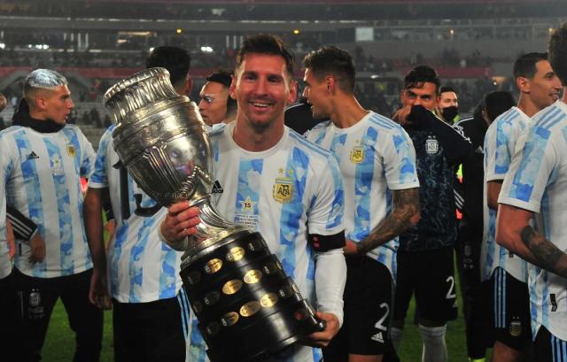 美洲杯夺冠纪念赛变超越贝利赛，梅西边哭边快乐