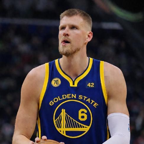 500万彩票网-勇士交易来一个老病号，库里这也能忍吗？性格太软了吧！