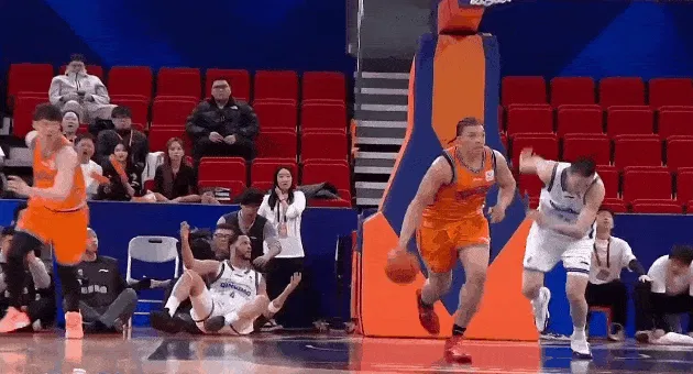 500网-起飞！张镇麟快攻接球远距离起飞上演双手滑翔飞扣